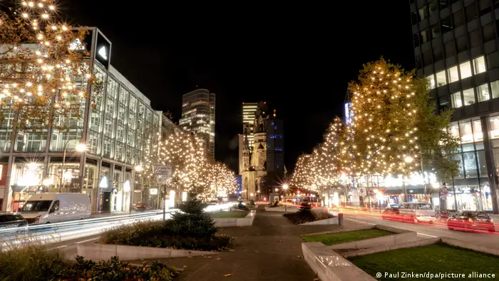 Deutschland Berlin Weihnachtsbeleuchtung am Kurfürstendamm