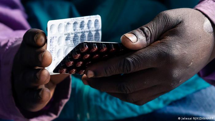 TB-Patient in Simbabwe erhält Medikamente (Foto: Jekesai NJIKIZANA / AFP)