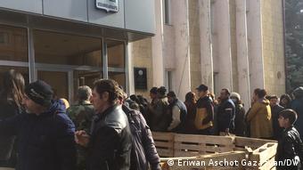 Беженцы у мэрии Степанакерта