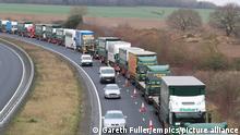 ARCHIV Januar 2019 *** Brexit. CAPTION CORRECTION AMENDING LOCATION Lorries form up on the A256 outside Dover for the second of two trials at the former Manston Airport site in Kent of a government plan to hold lorries in the event of post-Brexit disruption at the channel ports. Picture date: Monday January 7, 2019. Photo credit should read: Gareth Fuller/PA Wire URN:40502782 |