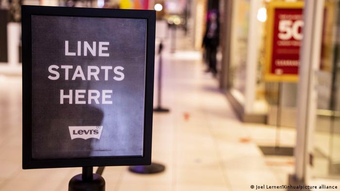 Black Friday: Shoppers towards online deals as coronavirus rages | News | DW |
