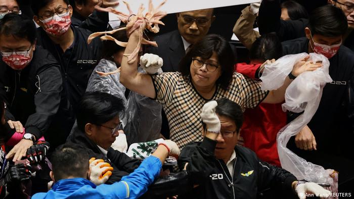 Taiwans Parlamentsprotest mit Schweinefleisch