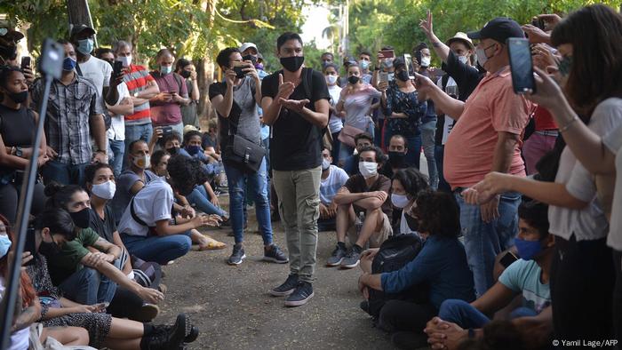 Protesta pacífica de jóvenes cubanos frente al Ministerio de Cultura en La Habana