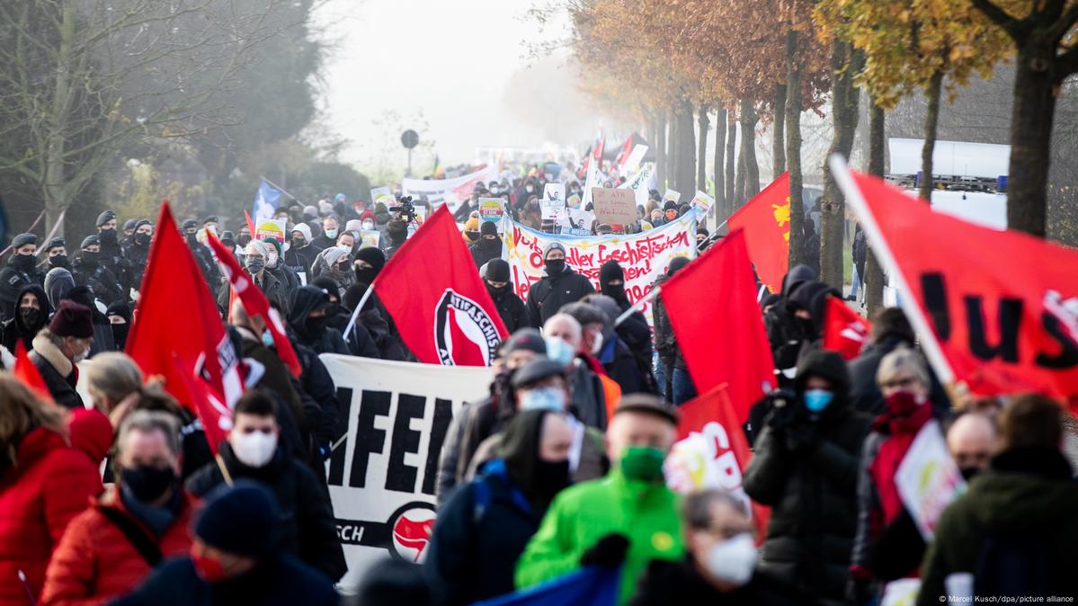 Far-right AfD congress prompts anti-racism protest – DW – 11/28/2020