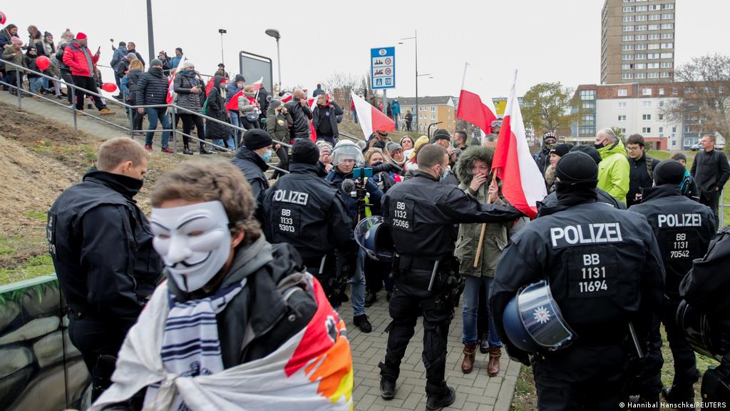 Coronavirus: German anti-lockdown protests shift to Polish border | News |  DW | 28.11.2020