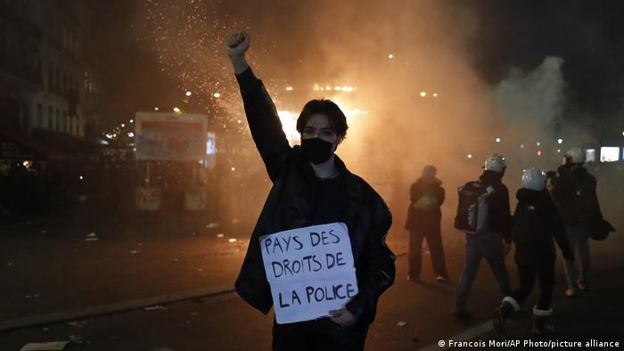 País dos direitos da polícia, diz cartaz de manifestante em Paris