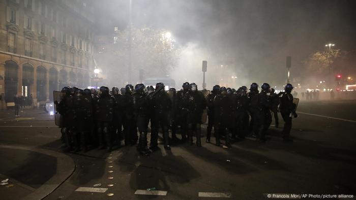 Policiais reunidos perto da Praça da Bastilha, onde a marcha terminou em Paris