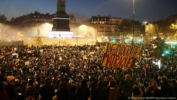 Franceses reunidos em protesto em Paris