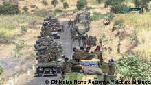 ARCHIV 16.11.2020 *** This image made from undated video released by the state-owned Ethiopian News Agency on Monday, Nov. 16, 2020 shows Ethiopian military gathered on a road in an area near the border of the Tigray and Amhara regions of Ethiopia. Ethiopia's prime minister Abiy Ahmed said in a social media post on Tuesday, Nov. 17, 2020 that the final and crucial military operation will launch in the coming days against the government of the country's rebellious northern Tigray region. (Ethiopian News Agency via AP) |