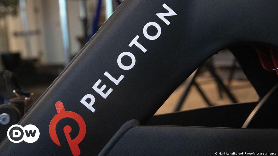 US regulators urge people to stop using Peloton treadmill News |  DW