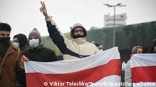 29.11.2020, Belarus, Minsk: 6401554 29.11.2020 A protester holding a historical white-red-white flag of Belarus shows a V-sign as he takes part in a rally March of neighbours against the Belarus presidential election results in Minsk, Belarus. Viktor Tolochko / Sputnik Foto: Viktor Tolochko/Sputnik/dpa |
