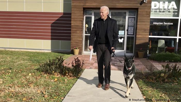 El futuro mandatario demócrata de Estados Unidos, Joe Biden, con su perro Major. (Foto de archivo, 17.11.2018)