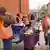Мадрид: нуждаещи се чакат на опашка за хранителни стоки от дарения в квартал Валекас