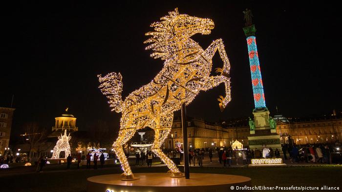 Weihnachtlich beleuchteter Schlossplatz in Stuttgart