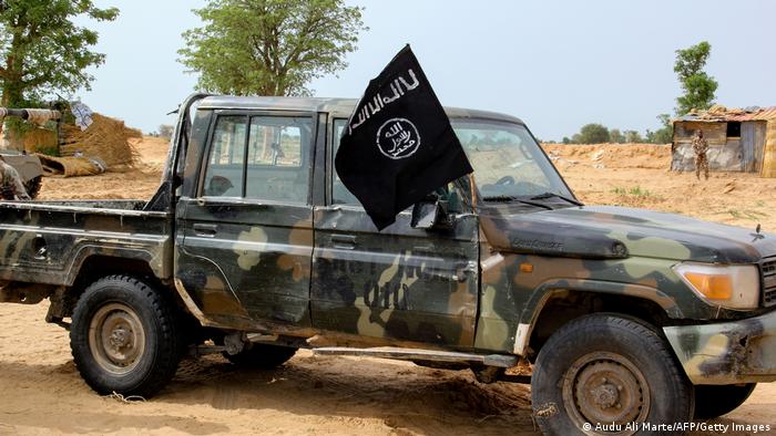 Veículo carrega bandeira do grupo extremista Boko Haram