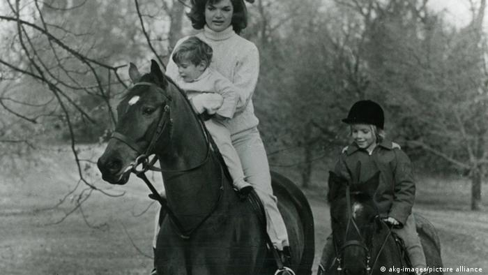 Jacqueline Kennedy y sus hijos, a caballo.