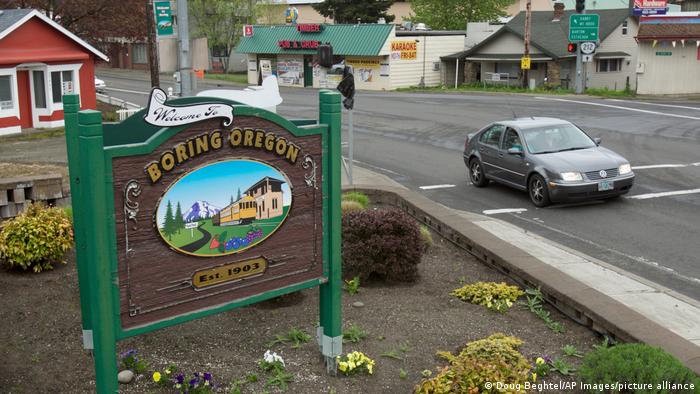 Papan bertuliskan ''Selamat datang di Boring, Oregon