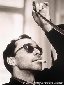 Cineasta Jean-Luc Godard examina tira de filme