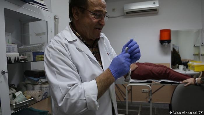 الدكتور فهد قسيس خلال التحضير للبدء بعلاج نويرال تيرابي بعد تحديد نقاط الجسم التي تخضع لتخدير موضعي بدقة.