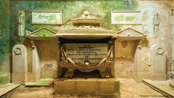 Interior de una cripta con las paredes llenas de moho. 