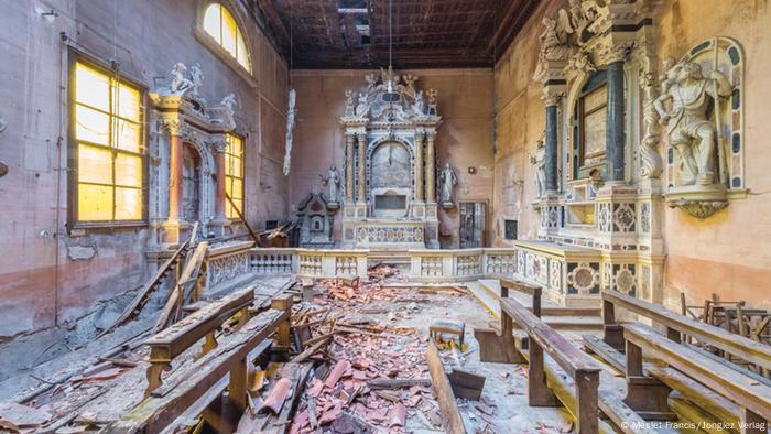 Deteriorado interior de una iglesia conventual en Umbría. 