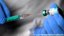 Deutschland Covid-19: Impfstoff von BionTech wird auf eine Spritze gezogen