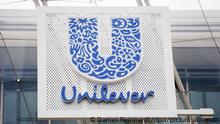 Das Logo von Unilever ist an der Zentrale von Unilever Deutschland zu sehen. (Zu dpa «Unilever wird rein britisches Unternehmen»)