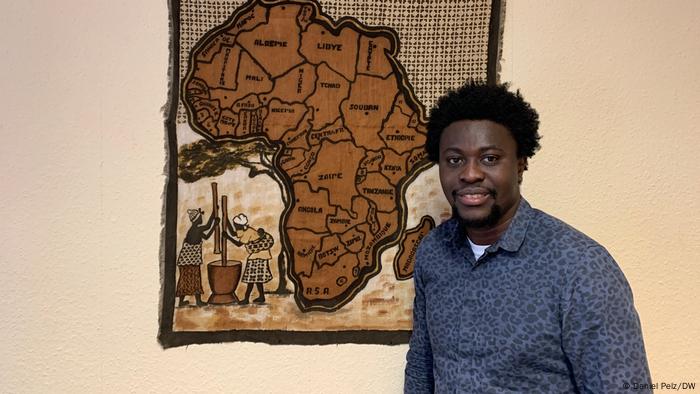 Theodore Asimena tente de venir en aide aux étudiants africains à Berlin Theodore Asimena tente de venir en aide aux étudiants africains à Berlin