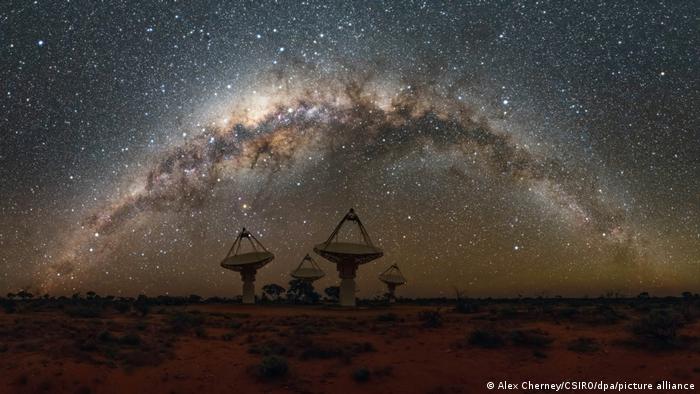 Das australische ASKAP-Radioteleskop-Array im Murchison Radio-Astronomie-Observatorium vor einem spektakulären Nachhimmel mit der ganzen Milchstraße. 