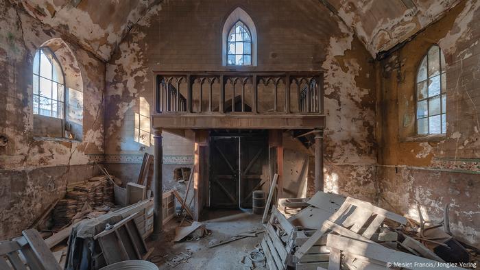 Interior de una capilla derruída. 