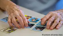 Eine Bewohnerin des Altenheims Maria Eich spielt auf einer Pflegestation das Spiel Memory und legt Kartenpaare zusammen.
