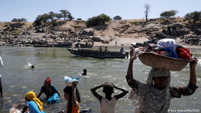 Äthiopier Flüchten vor Kämpfen in Tigray in den Sudan