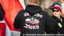 Ein Mann trägt einen Pullover mit dem Aufdruck „Deutsches Reich bei einer Demonstration von Reichsbürgern. Sogenannte Reichsbürger und andere Demokratiegegner demonstrieren in der Nähe des Neuen Palais.