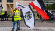 02.10.2020, Berlin, vor der amerikanischen Botschaft demonstrieren sog. Reichsbürger. Erneut zu sehen waren Reichsflaggen, also Flaggen des deutschen Kaiserreichs, die anfangs auch von den Nationalsozialisten genutzt wurden sowie die Flagge von Preußen und die umgedrehte Deutschlandflagge. Die Demonstranten stellen mit ihrer Kundgebung die sog. Deutschlandfrage und fordern die Souveränität Deutschlands.