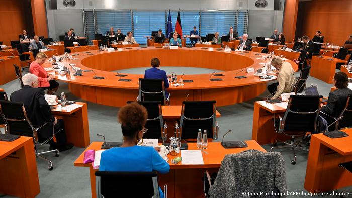  Bundeskanzlerin Angela Merkel (hinten, M) leitet die Sitzung des Kabinettsausschusses in Berlin zur Bekämpfung von Rechtsextremismus und Rassismus