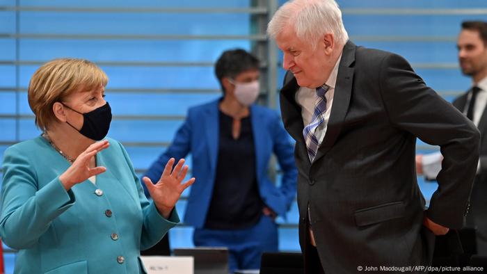 Bundesinnenminister Horst Seehofer im Gespräch mit Kanzlerin Angela Merkel Bundesinnenminister Horst Seehofer im Gespräch mit Kanzlerin Angela Merkel