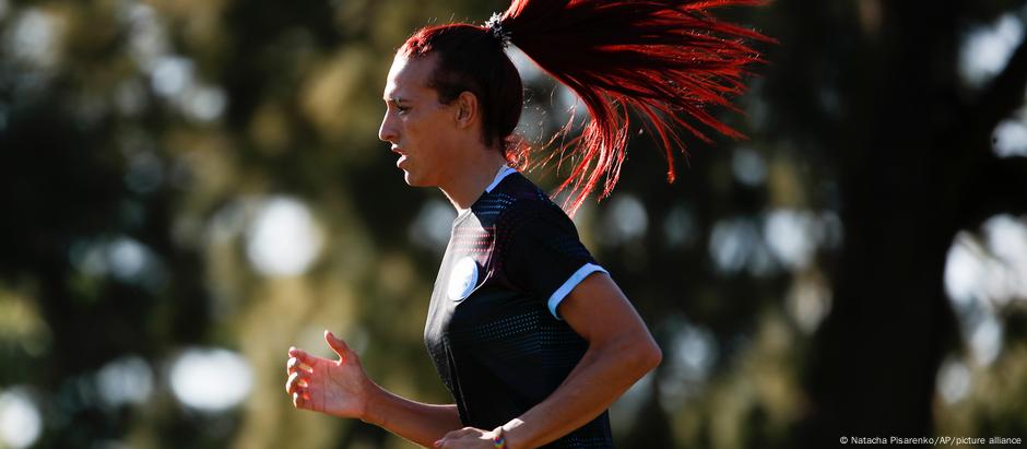 A argentina Mara Gomez foi a primeira mulher transgênero a atuar em uma partida profissional de futebol, em 2020