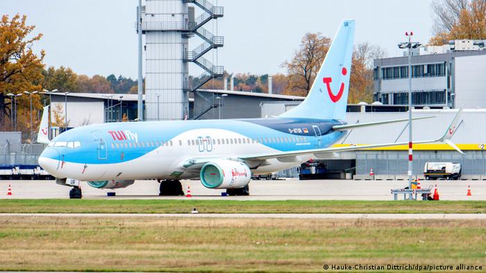 Ein TUI-Flugzeug steht auf dem Flughafen Hannover 