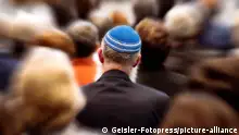 Ein jüdischer Geistlicher trägt eine Kippa. Köln, 12.06.2019