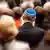 يهودي يرتدي القلنسوة اليهودية "الكيباه" في مدينة كولونيا الألمانية