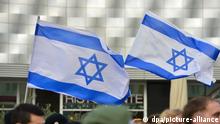 Bei einer Kundgebung gegen Antisemitismus in Leipzig wehen israelische Fahnen.