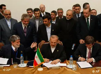 巴西、伊朗、土耳其三国外长（从左至右）17日在德黑兰签署浓缩铀交换协议