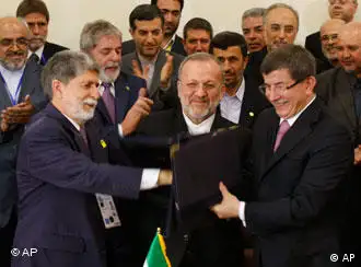 5月17日，伊朗外长莫塔基（Manouchehr Mottaki， 中）,巴西外长阿莫林（Celso Amorim, 左）和土耳其外长达武特奥卢（Ahmet Davutoglu，右）在签署将伊朗提取的大部分浓缩铀运往土耳其的协议后交换文书。