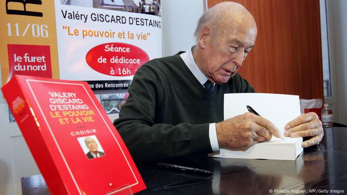 Valery Giscard d'Estaing duke shpërndarë autografë gjatë prezantimit të një libri në Lille (2006)