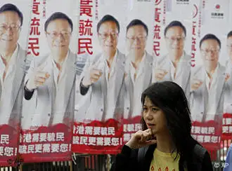 五区补选候选人之一黄毓民的竞选海报