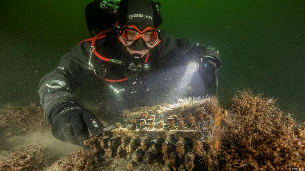 German Divers Hand Over Enigma Encryption Machine In Baltic News Dw 04 12