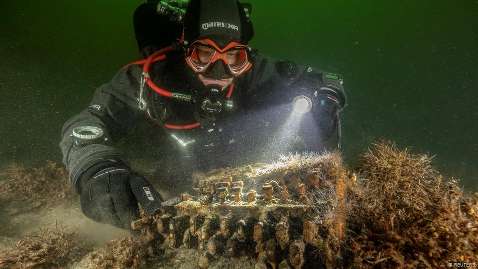 German Divers Discover World War Ii Enigma Machine Dw 12 04