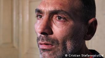 Ο Στέφε μιλά για την απελπιστική ζωή της οικογένειάς του στην DW