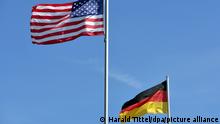 Die US-amerikanische und die deutsche Nationalflagge wehen vor dem Haupttor des US-Militärflughafens. Die US-Regierung plant, die Zahl der permanent in Deutschland stationierten Soldaten auf rund 25.000 zu verringern. In Spangdahlem ist ein Geschwader mit Kampfflugzeugen des Typs F16 stationiert. Insgesamt sind dort etwa 4.000 US-Soldaten stationiert.