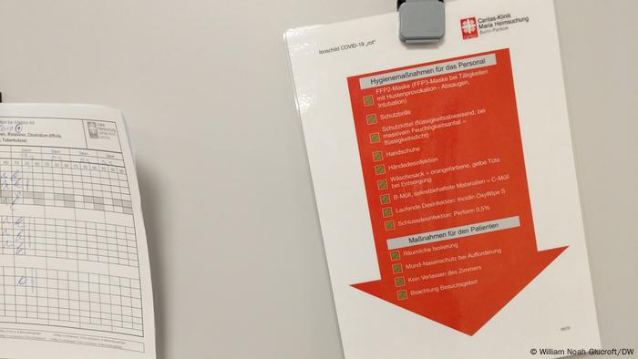 Liste de contrôle en allemand sur une flèche rouge Liste de contrôle en allemand sur une flèche rouge
